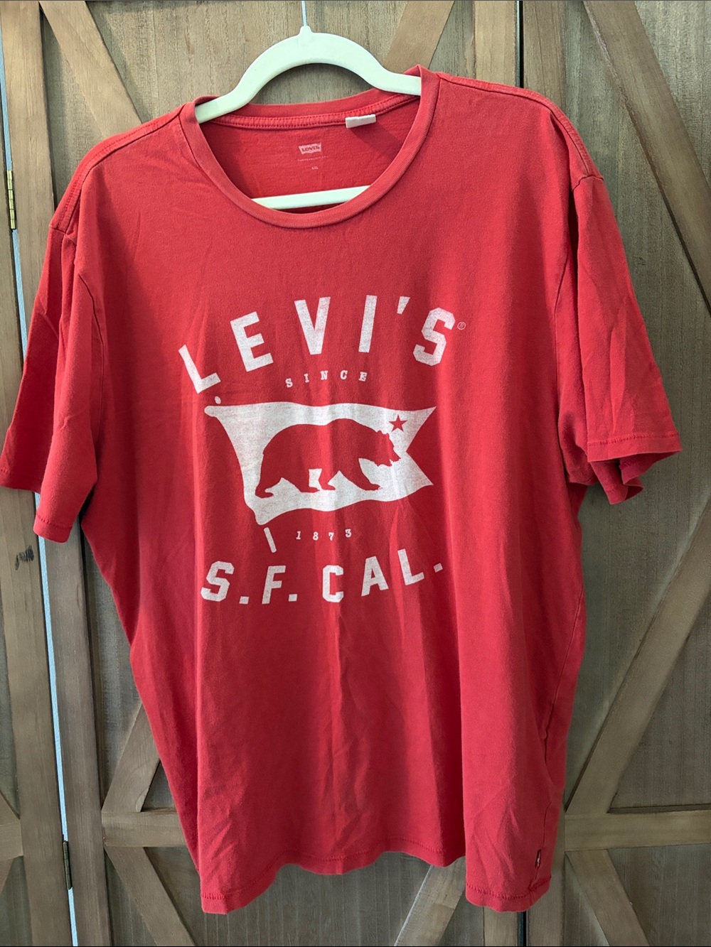 LEVI’S Red Short-Sleeve Graphic Tee with White Logo SIZE XXL
